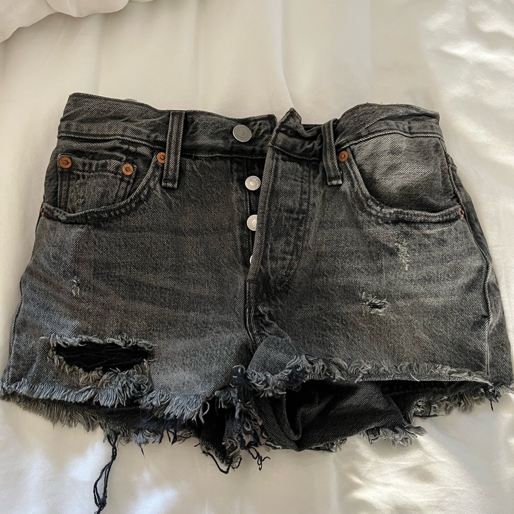 Black Levi’s 501 short